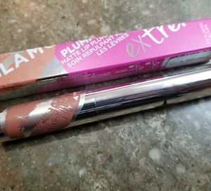 Glam Glow Plumprageous in matte color "Stacked"